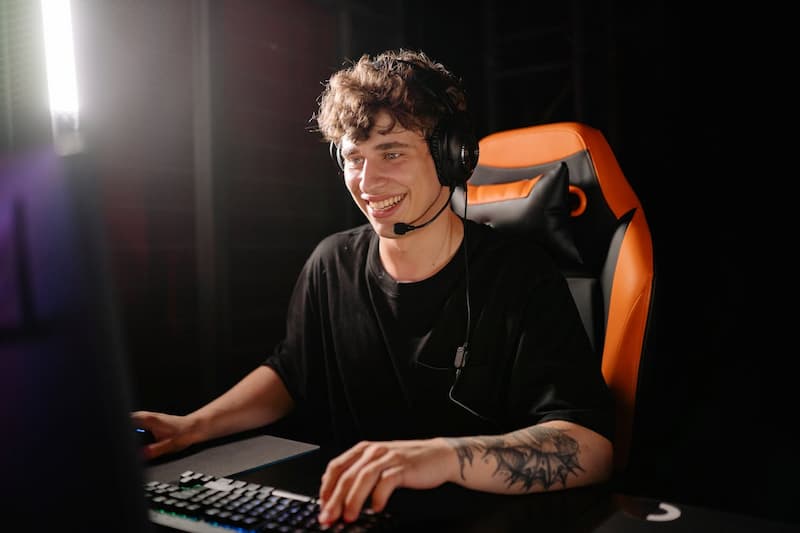 Un gamer dans sa chambre