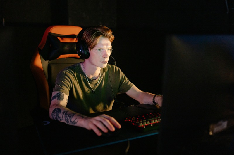 un gamer avec son casque
